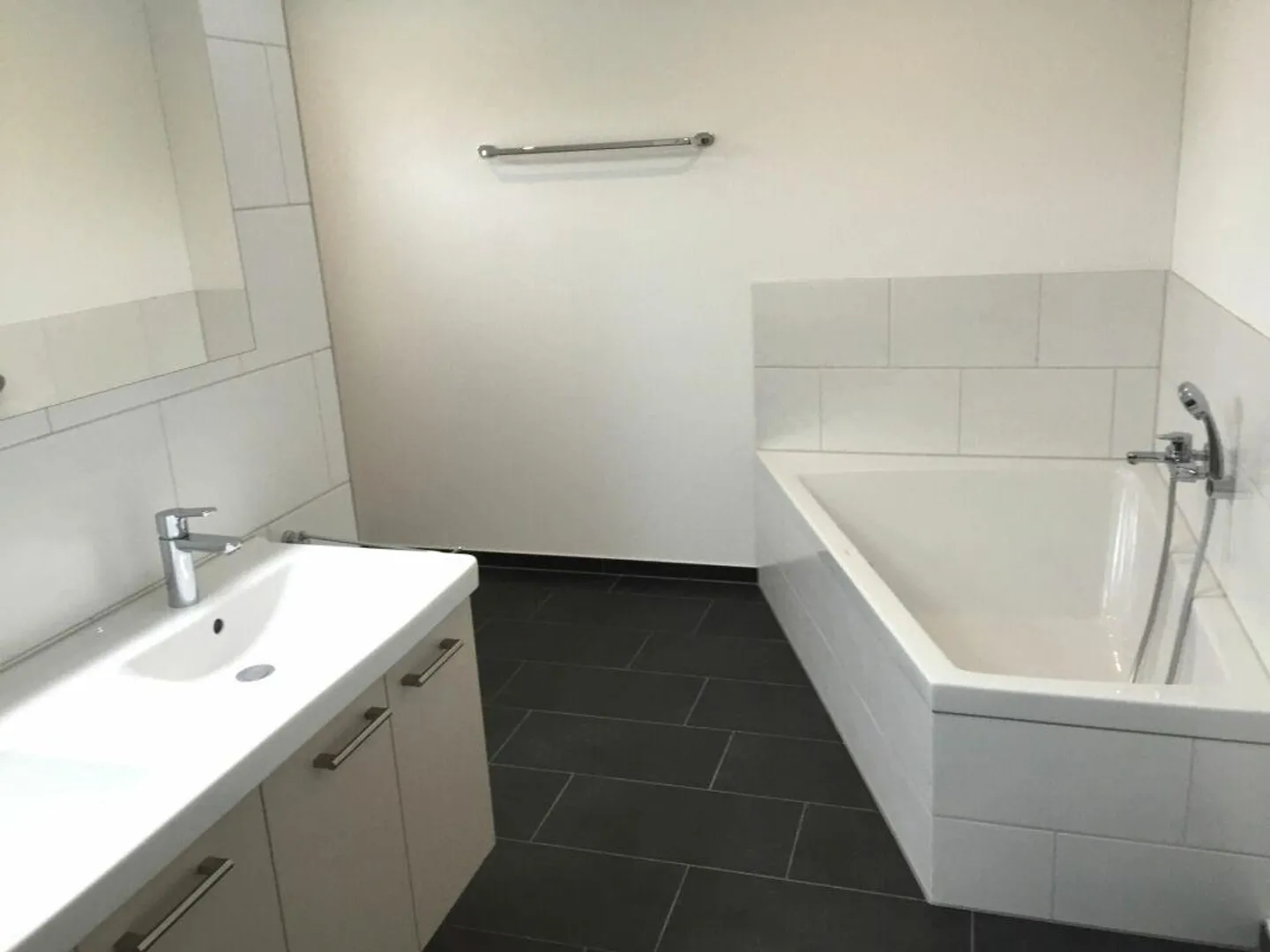 Spacious residential and commercial property with workshop, gallery and parking spaces - Photo 4 of 16