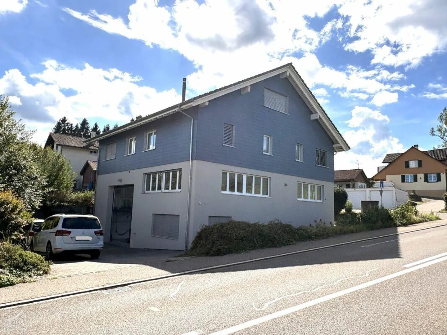 Spacious residential and commercial property with workshop, gallery and parking spaces - Photo 8 of 16