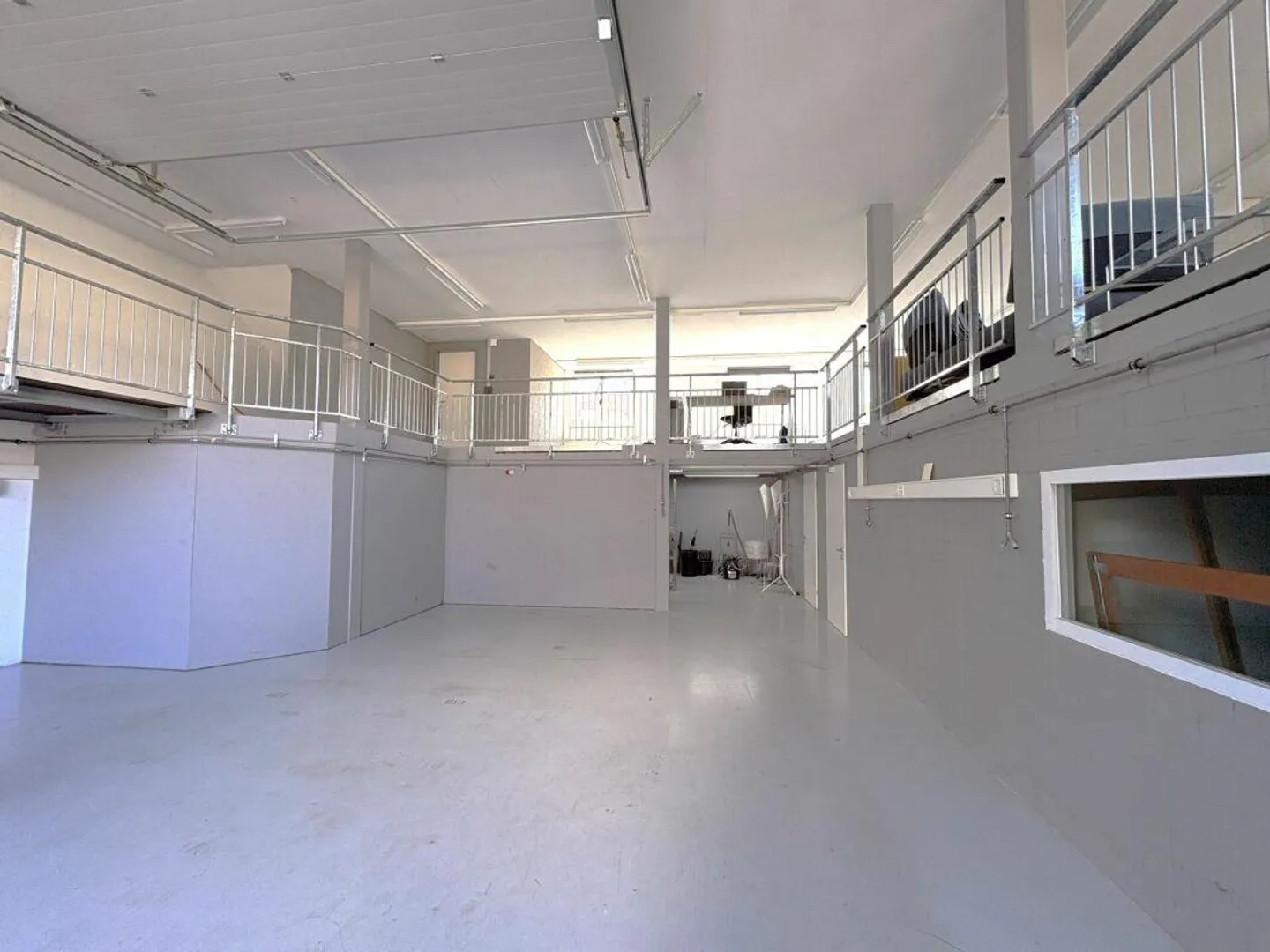 Spacious residential and commercial property with workshop, gallery and parking spaces - Photo 9 of 16