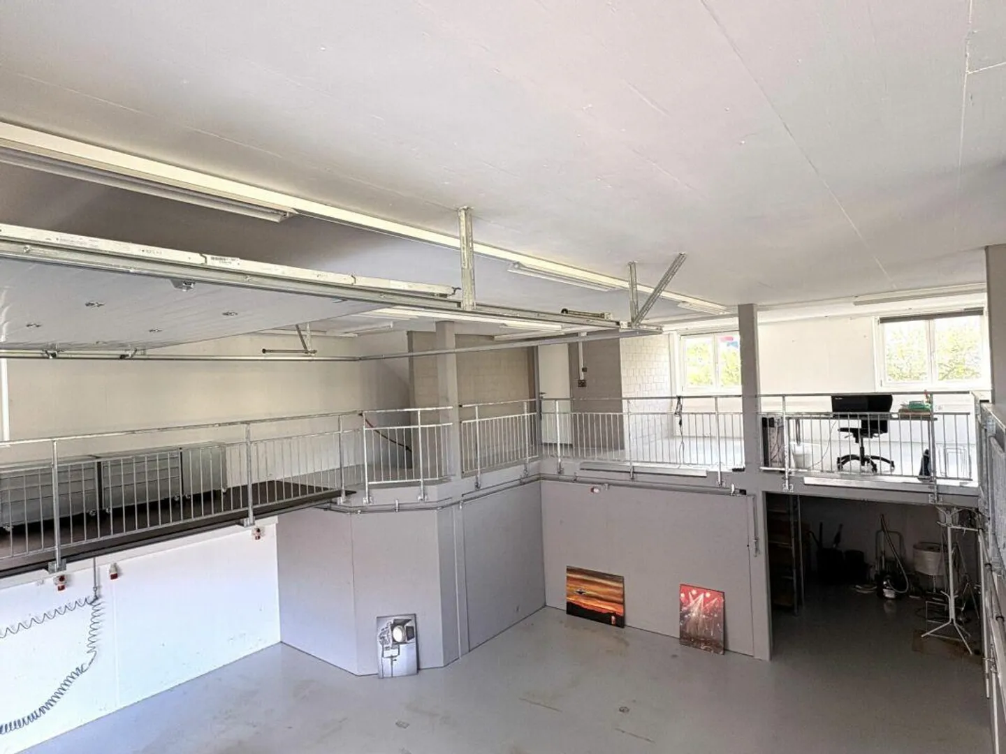 Spacious residential and commercial property with workshop, gallery and parking spaces - Photo 12 of 16