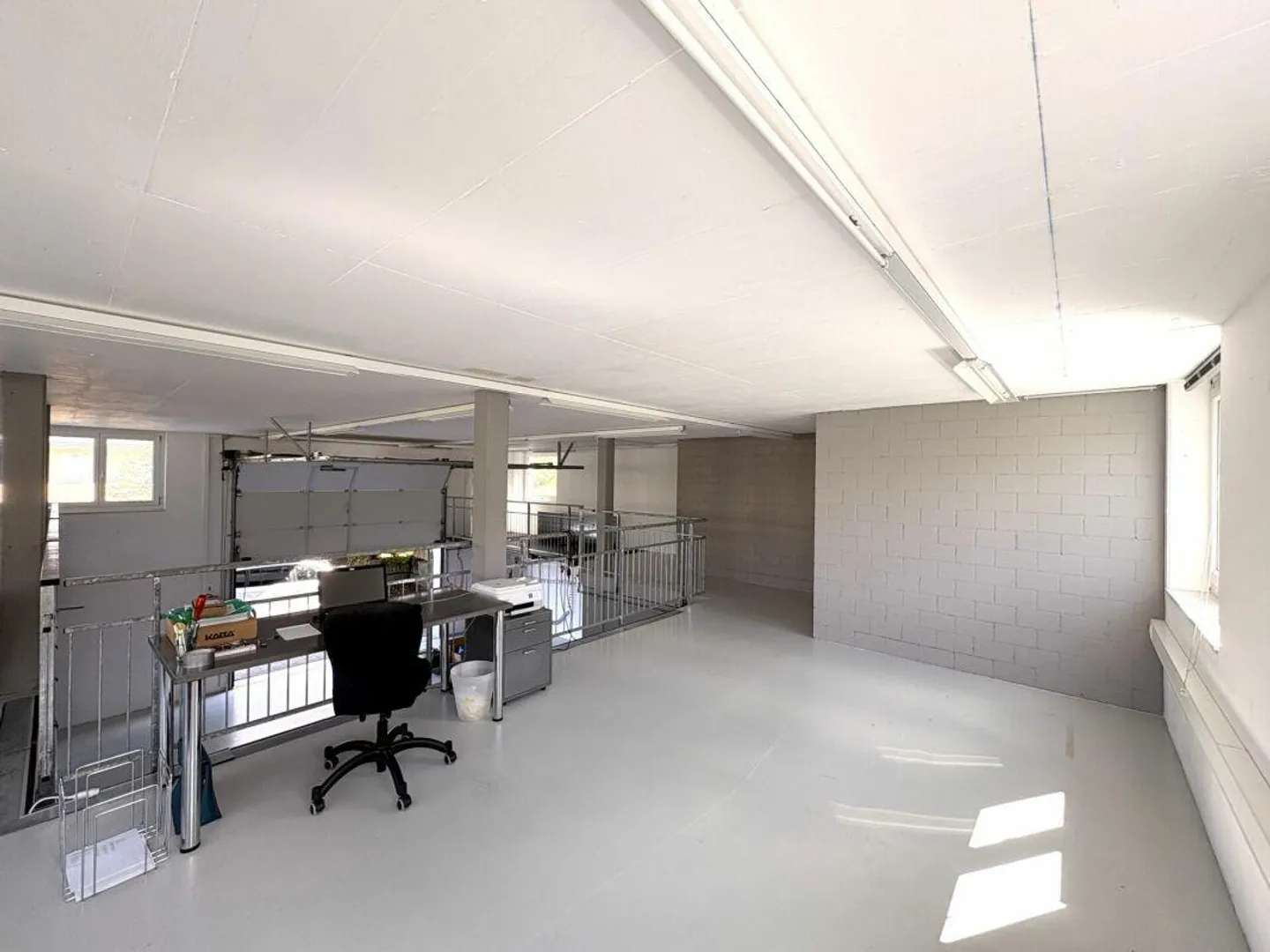 Spacious residential and commercial property with workshop, gallery and parking spaces - Photo 13 of 16