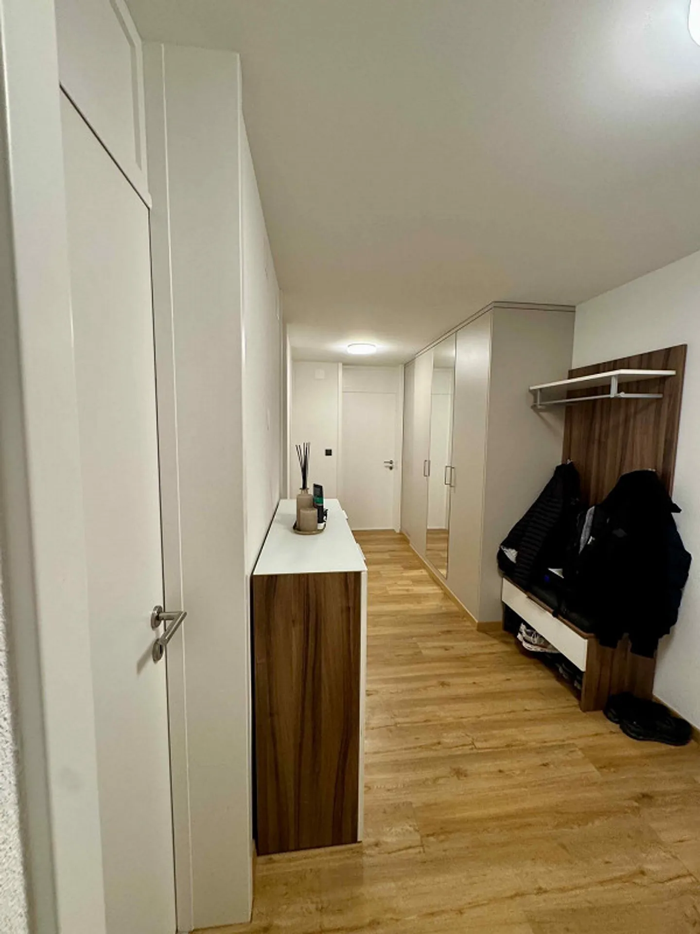 Modern 3.5-Room Apartment with Balcony and Lake Views in Pfäffikon SZ - Foto 8 von 11
