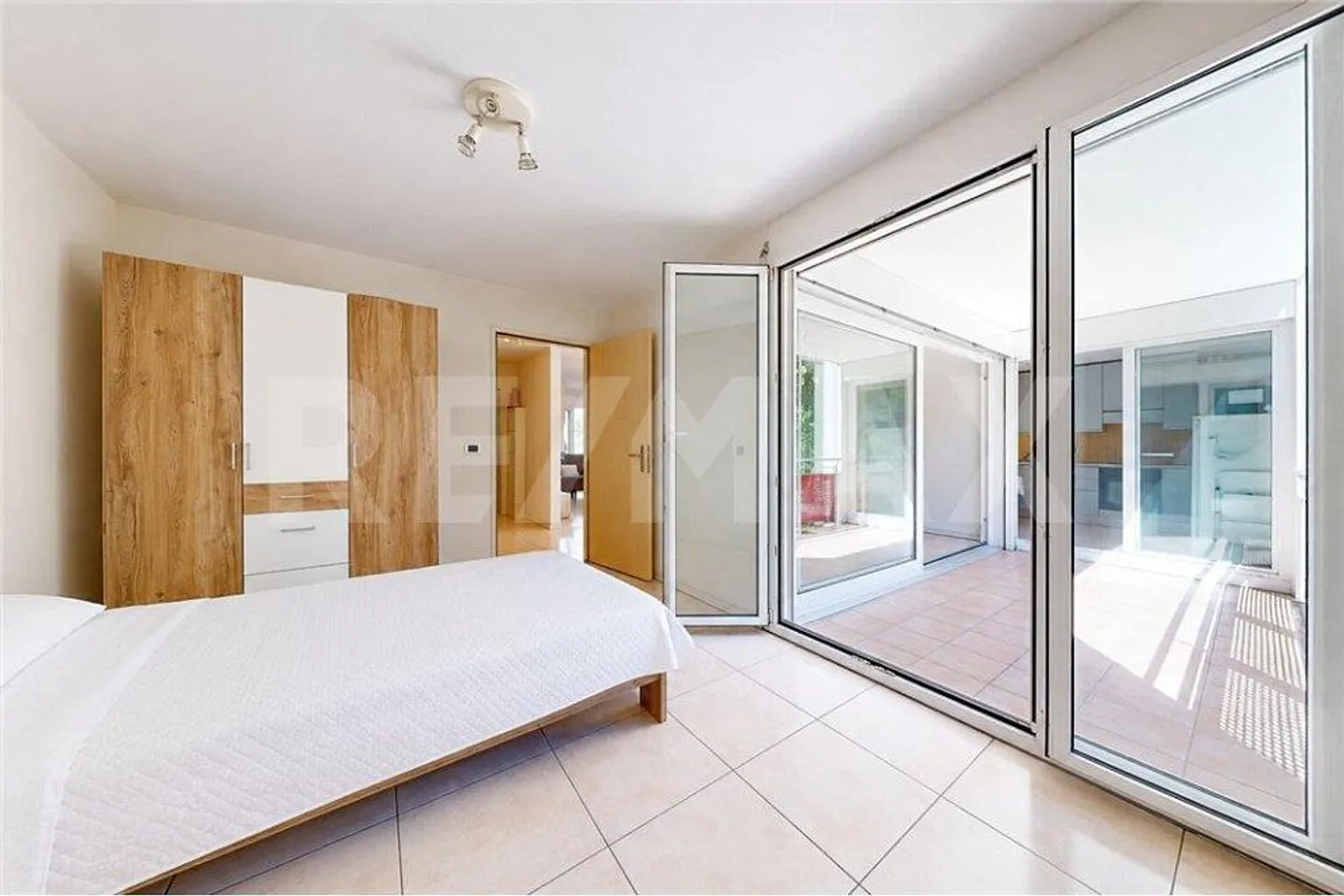 Appartement lumineux avec 2 balcons et place de parking - Photo 4 sur 13