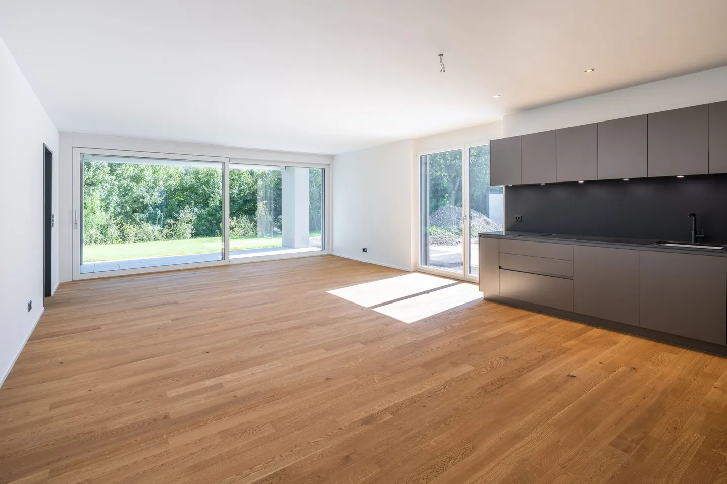Nuovo appartamento al piano terra di 5,5 stanze con un enorme giardino - Foto 1 di 19