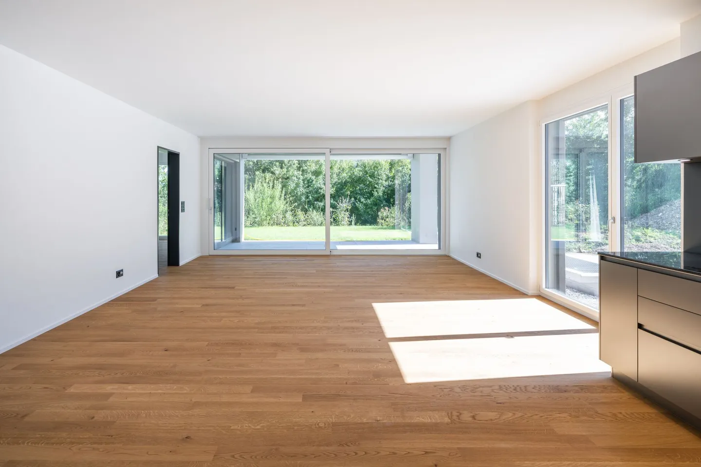 Nuovo appartamento al piano terra di 5,5 stanze con un enorme giardino - Foto 7 di 19