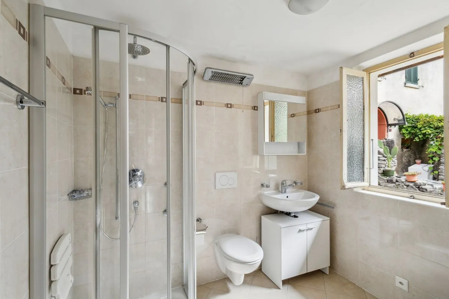 Renovated in the nucleus - 4.5 rooms with lake view - Photo 4 of 9