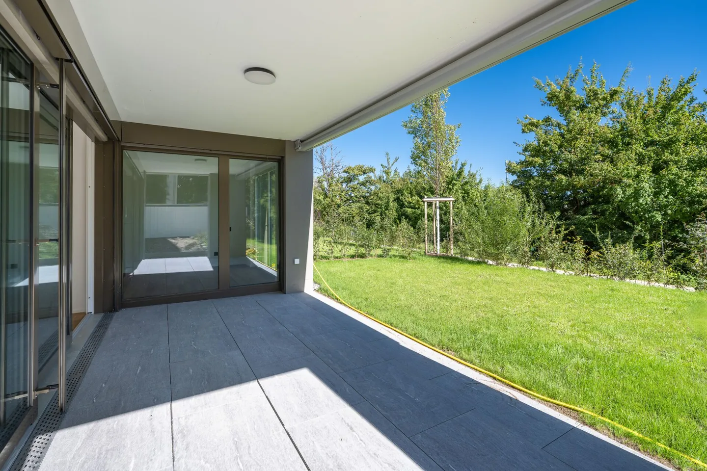 Nuovo appartamento al piano terra di 5,5 stanze con un enorme giardino - Foto 14 di 19