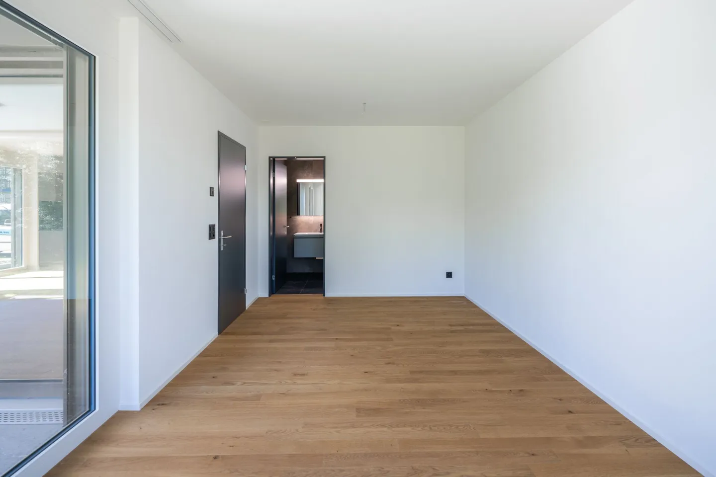 Nuovo appartamento al piano terra di 5,5 stanze con un enorme giardino - Foto 11 di 19