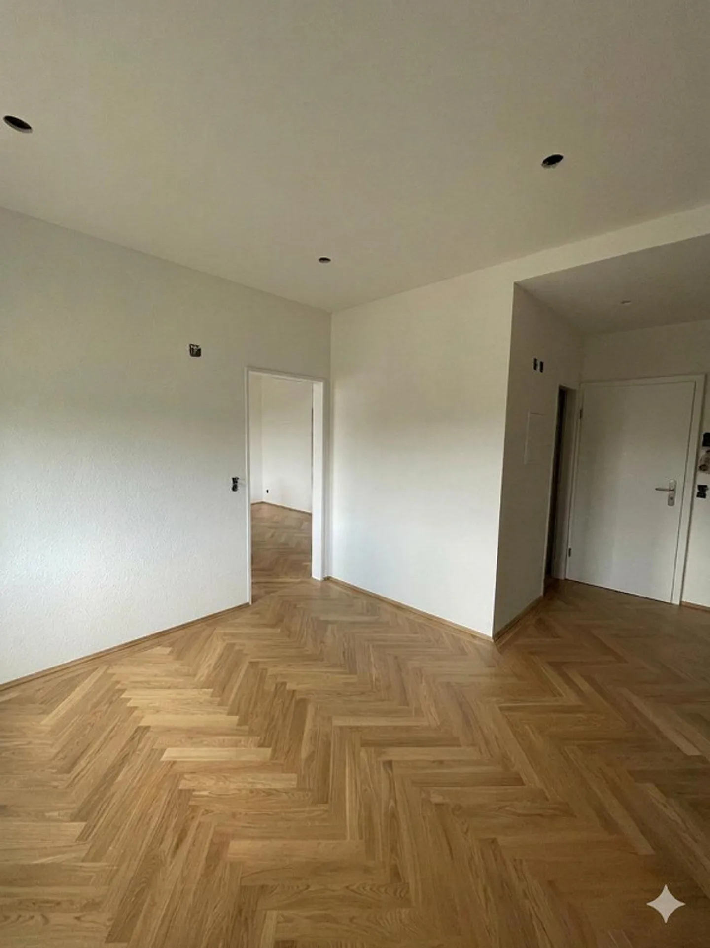 Appartement individuel moderne, entièrement rénové, attend de nouveaux résidents - Photo 2 sur 6