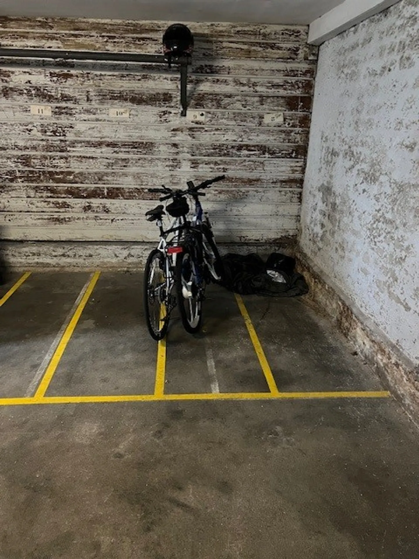 Parking à moto couvert ! - Photo 2 sur 3