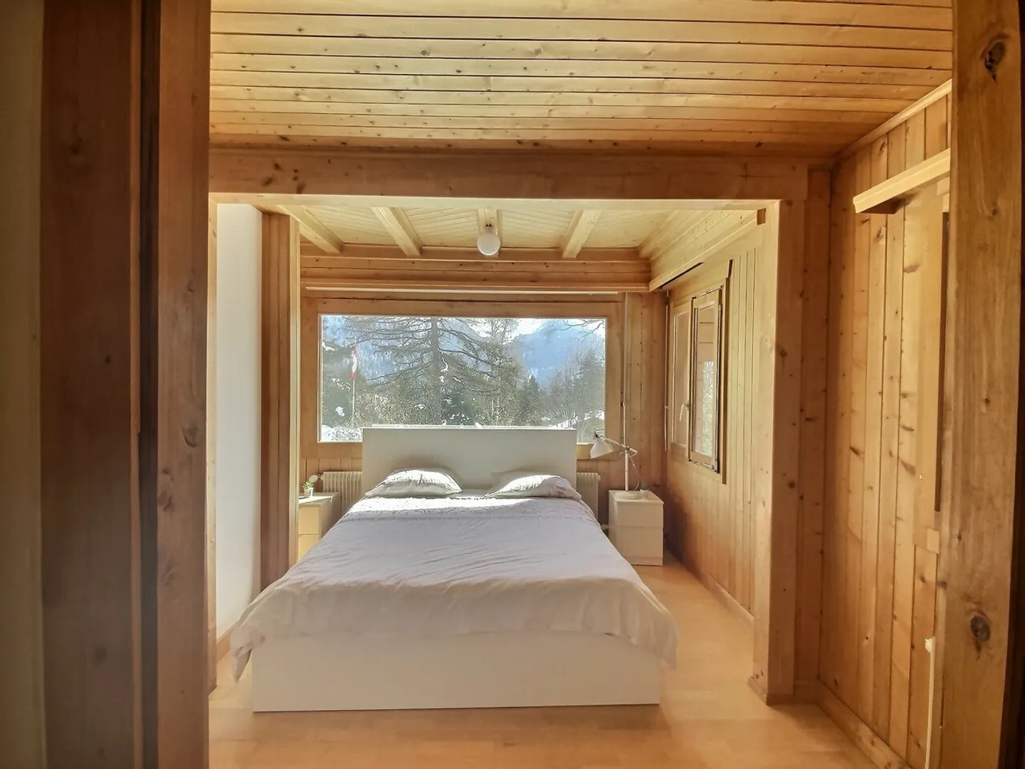 Geräumiges Chalet auf schönem flachem grünem Grundstück - Foto 1 von 13