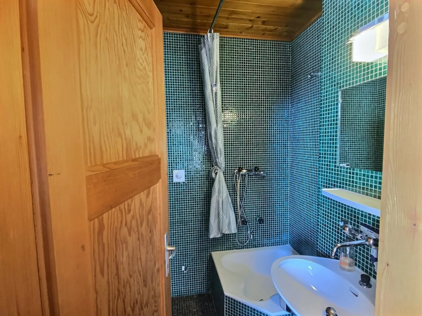 Geräumiges Chalet auf schönem flachem grünem Grundstück - Foto 3 von 13