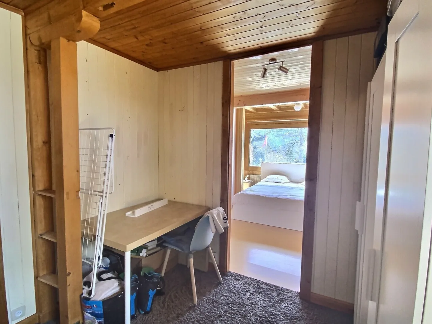 Geräumiges Chalet auf schönem flachem grünem Grundstück - Foto 7 von 13