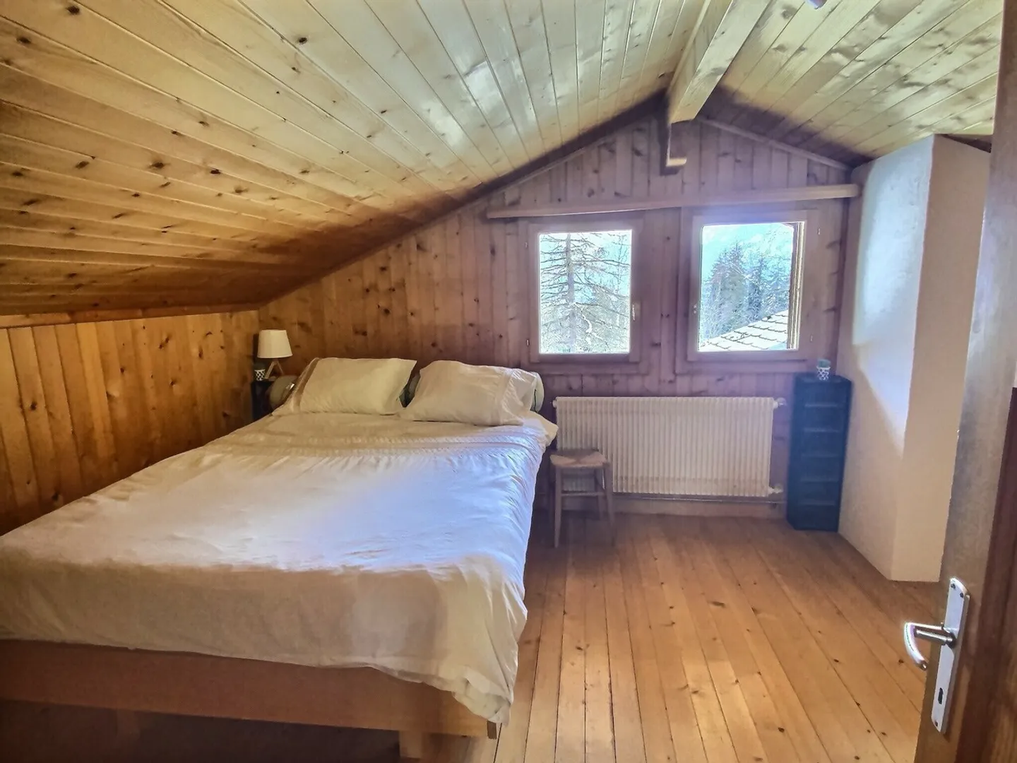 Geräumiges Chalet auf schönem flachem grünem Grundstück - Foto 8 von 13