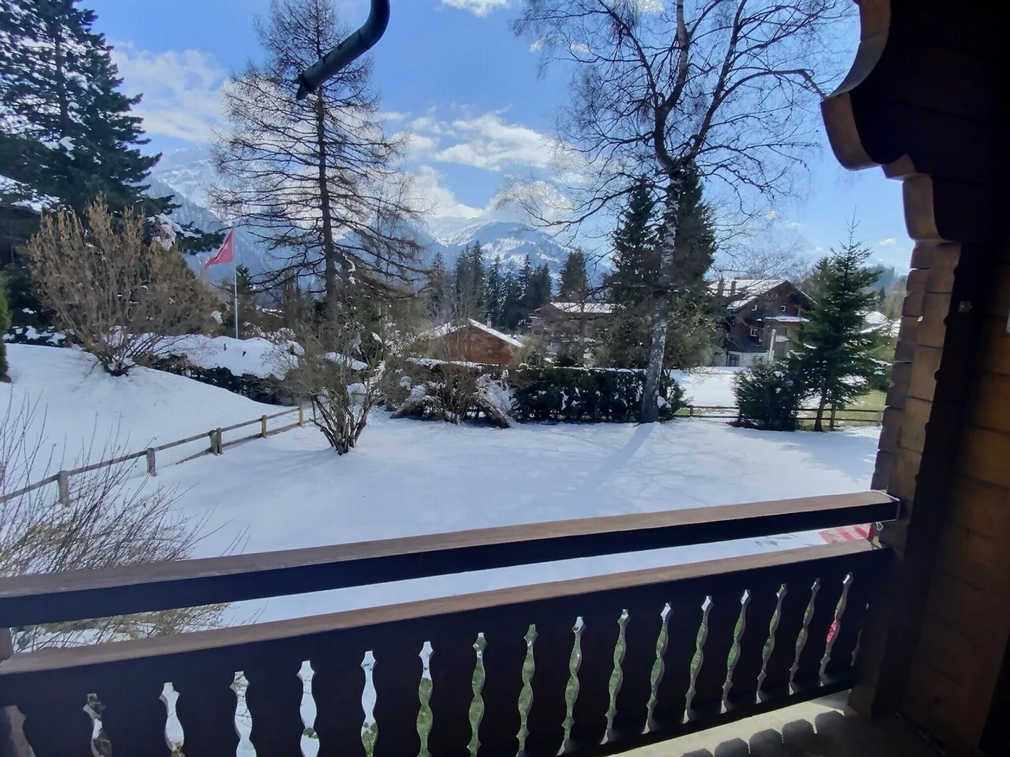 Geräumiges Chalet auf schönem flachem grünem Grundstück - Foto 9 von 13