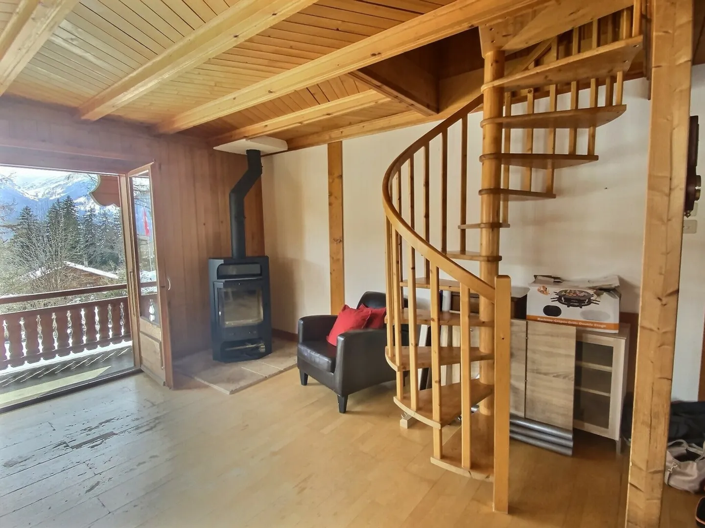 Geräumiges Chalet auf schönem flachem grünem Grundstück - Foto 10 von 13