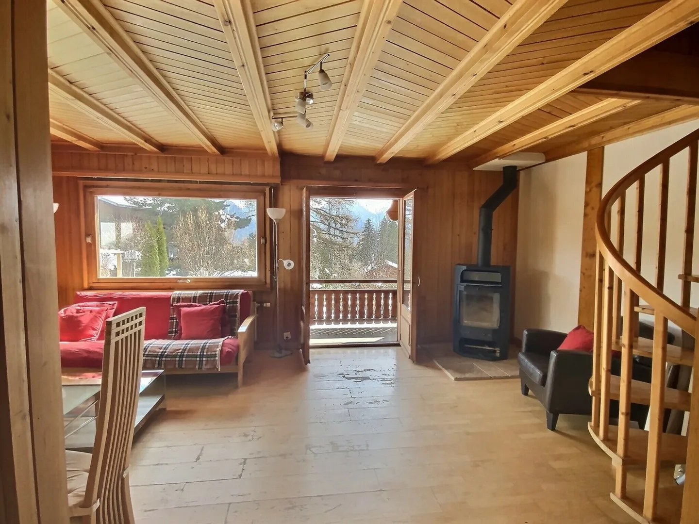 Geräumiges Chalet auf schönem flachem grünem Grundstück - Foto 11 von 13
