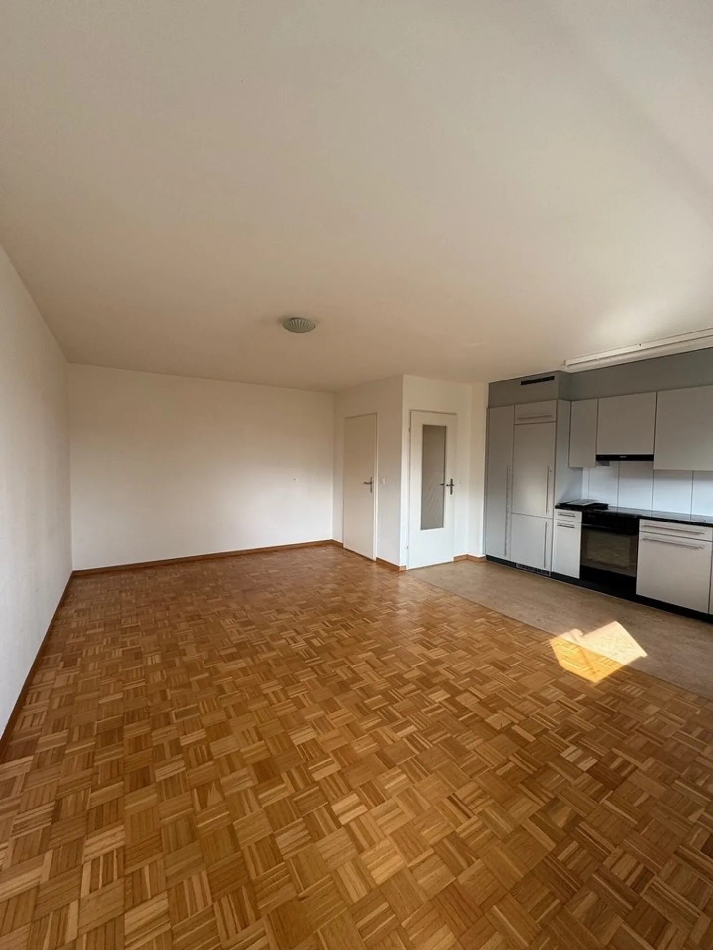 Bright and spacious 2-room apartment in the green for rent - Photo 2 of 9