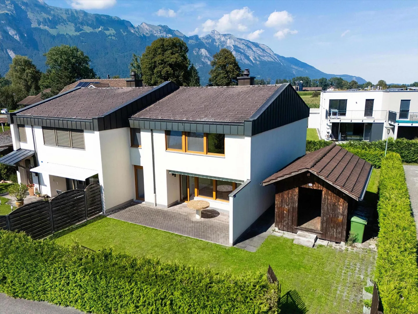 Affascinante casa bifamiliare con giardino e garage - Foto 1 di 11
