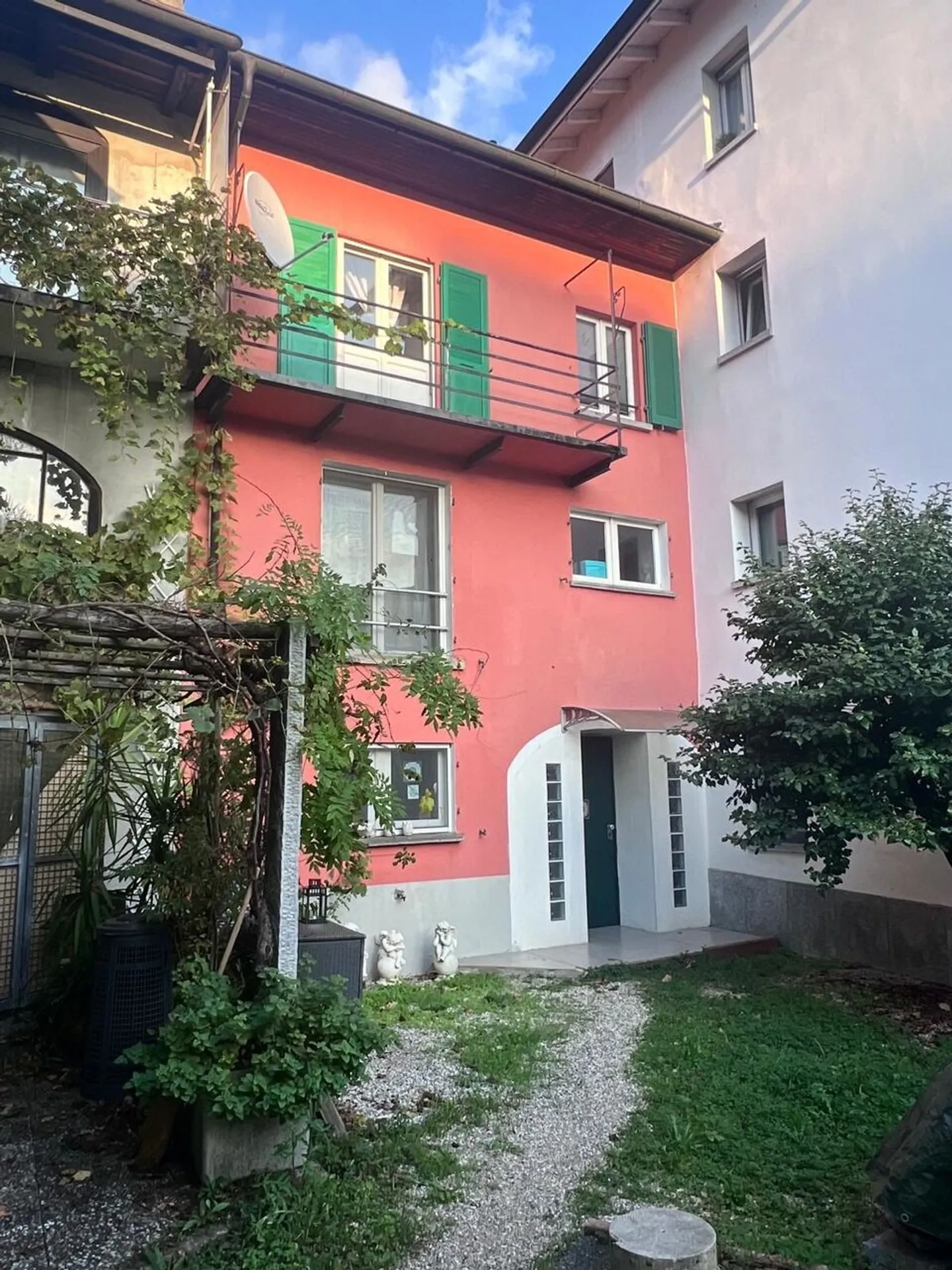 Bezauberndes Dorfhaus in Arbedo: Eine Zweitwohnung zwischen Natur und modernem Komfort - Foto 1 von 10