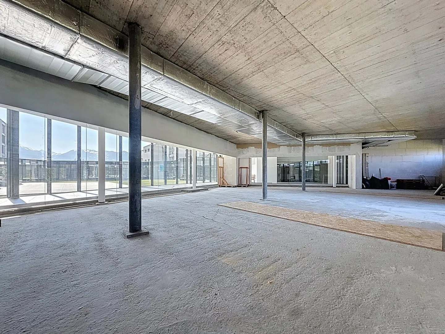 Saxon ? Beautiful commercial space of 459 m² on 2 levels at Les Sources Center - Photo 1 of 5