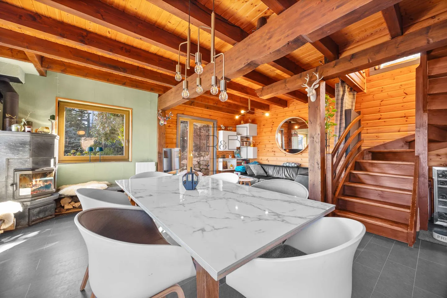 Magnificent chalet at the foot of the slopes - Photo 2 of 7