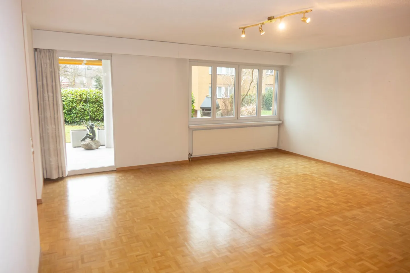 Ampio appartamento di 5,5 stanze con terrazza generosa e lavanderia privata - Foto 3 di 9