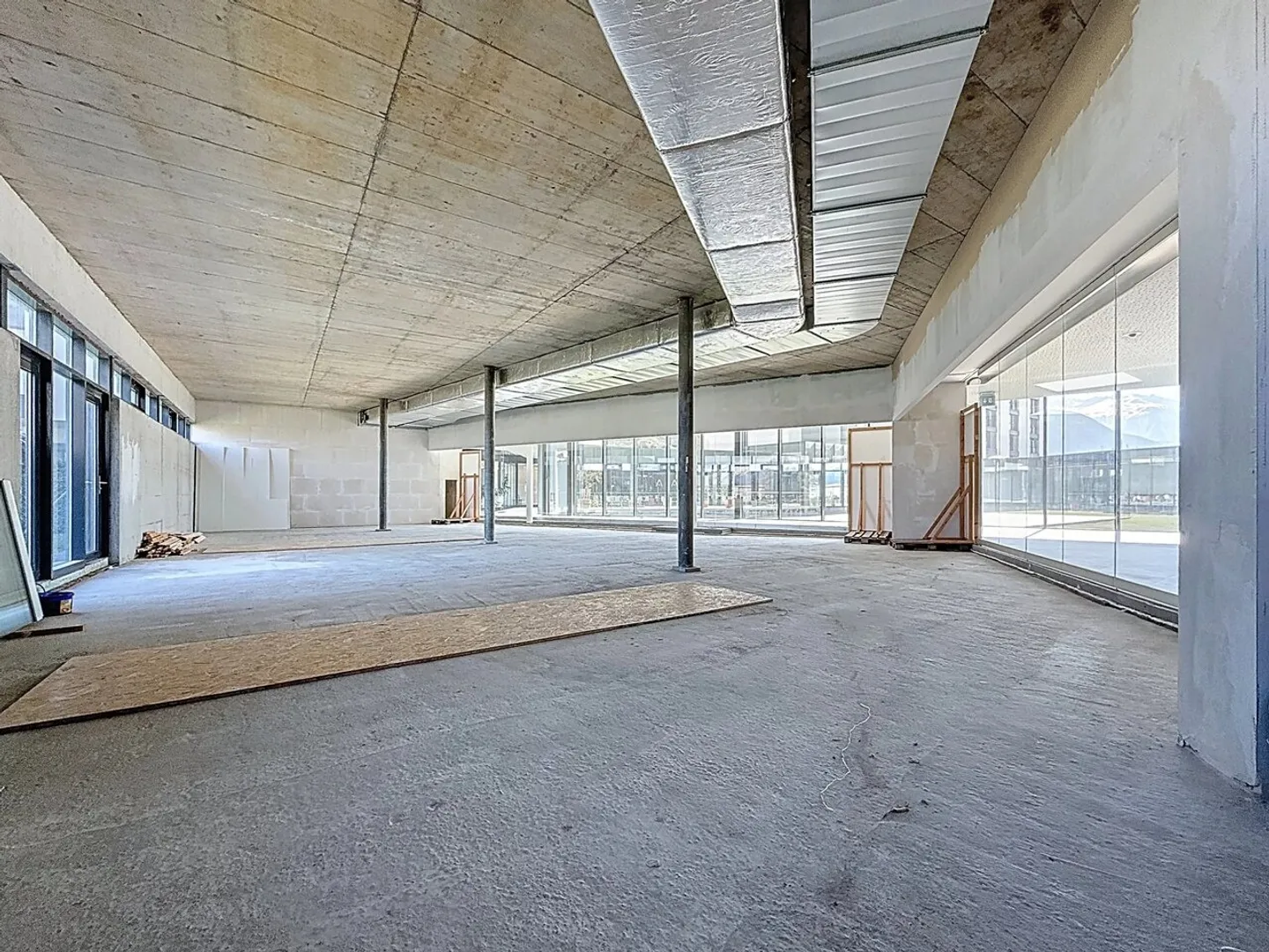 Saxon ? Beautiful commercial space of 459 m² on 2 levels at Les Sources Center - Photo 2 of 5