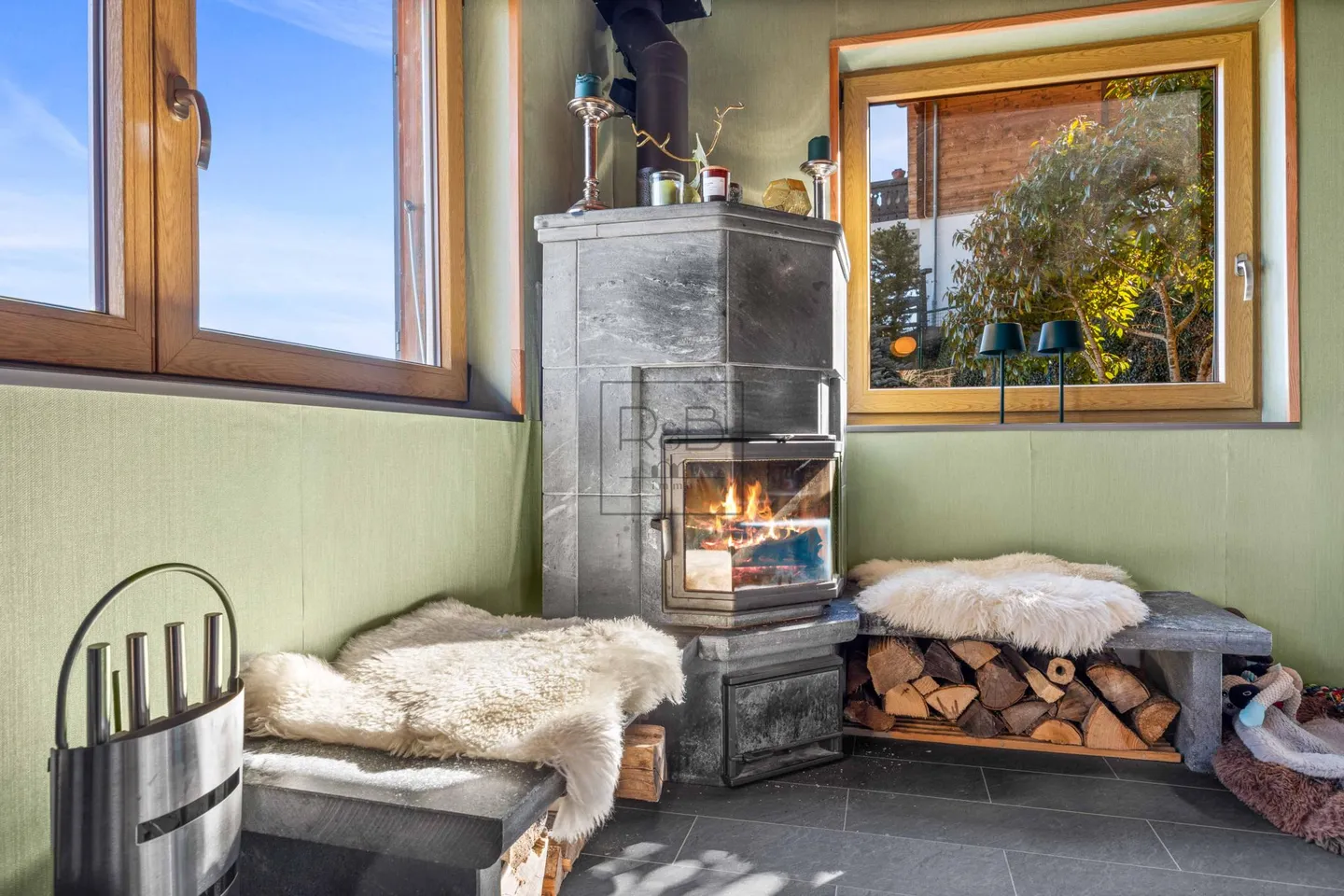 Magnificent chalet at the foot of the slopes - Photo 3 of 7