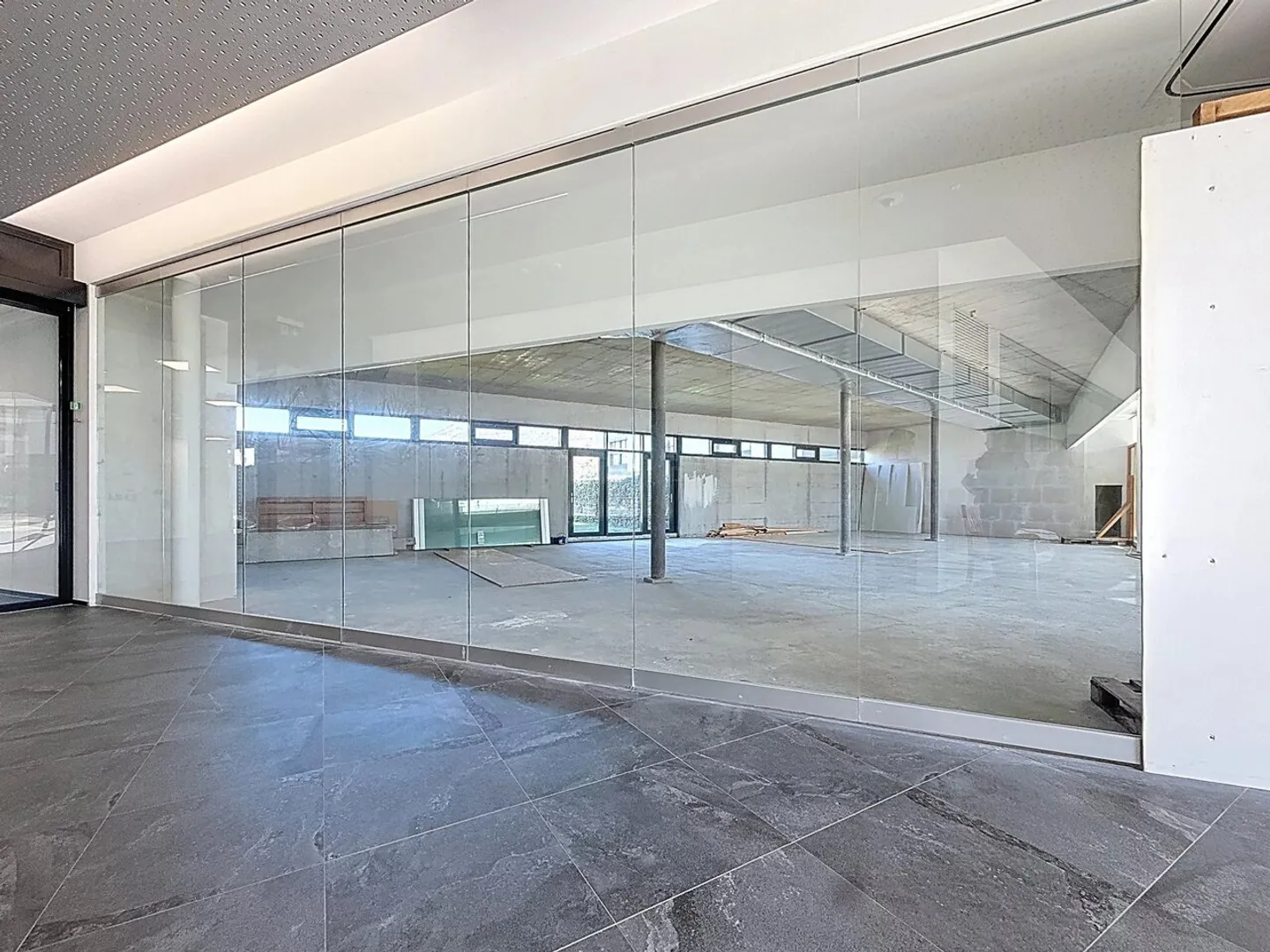 Saxon ? Beautiful commercial space of 459 m² on 2 levels at Les Sources Center - Photo 4 of 5