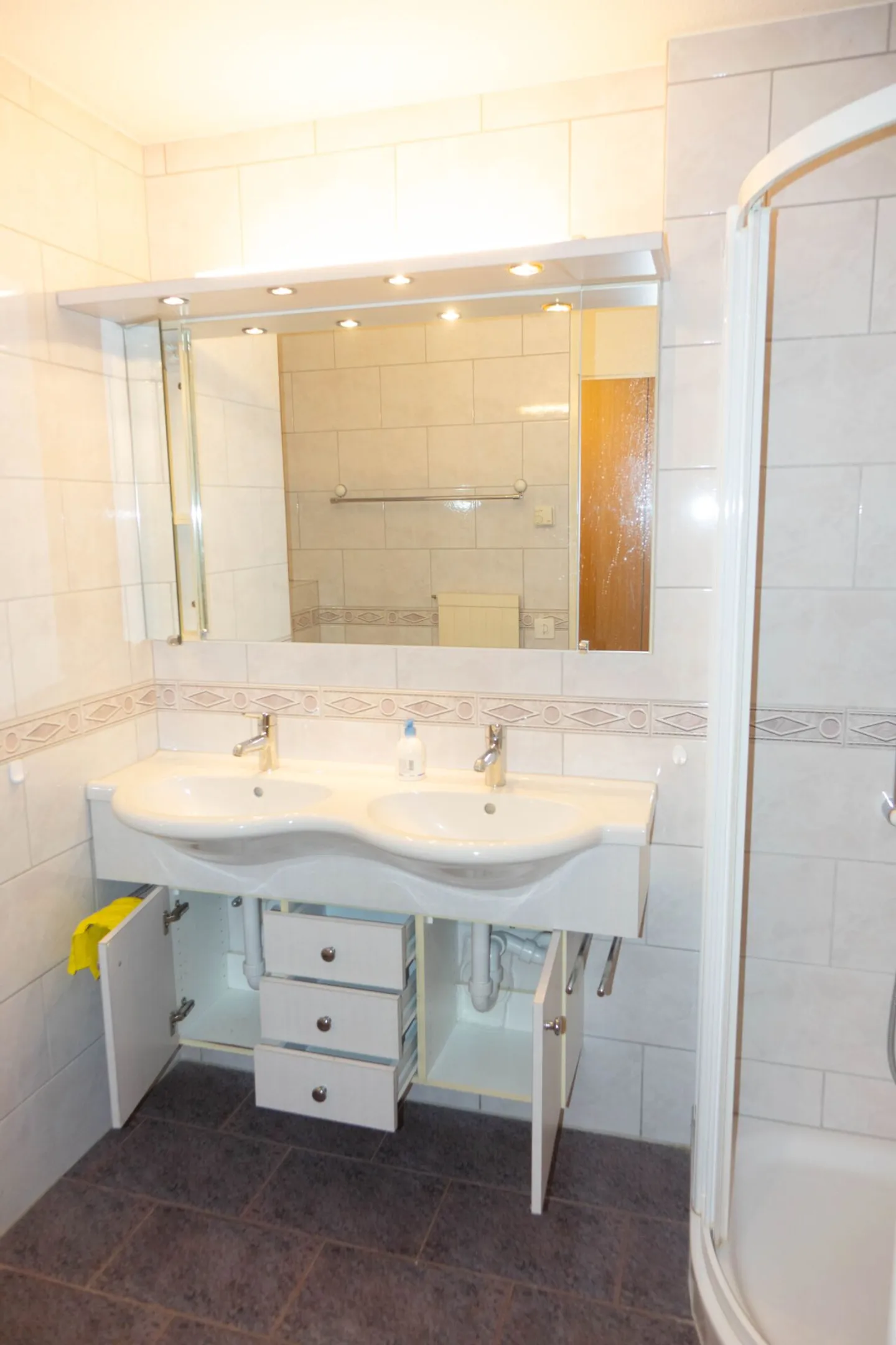 Ampio appartamento di 5,5 stanze con terrazza generosa e lavanderia privata - Foto 5 di 9