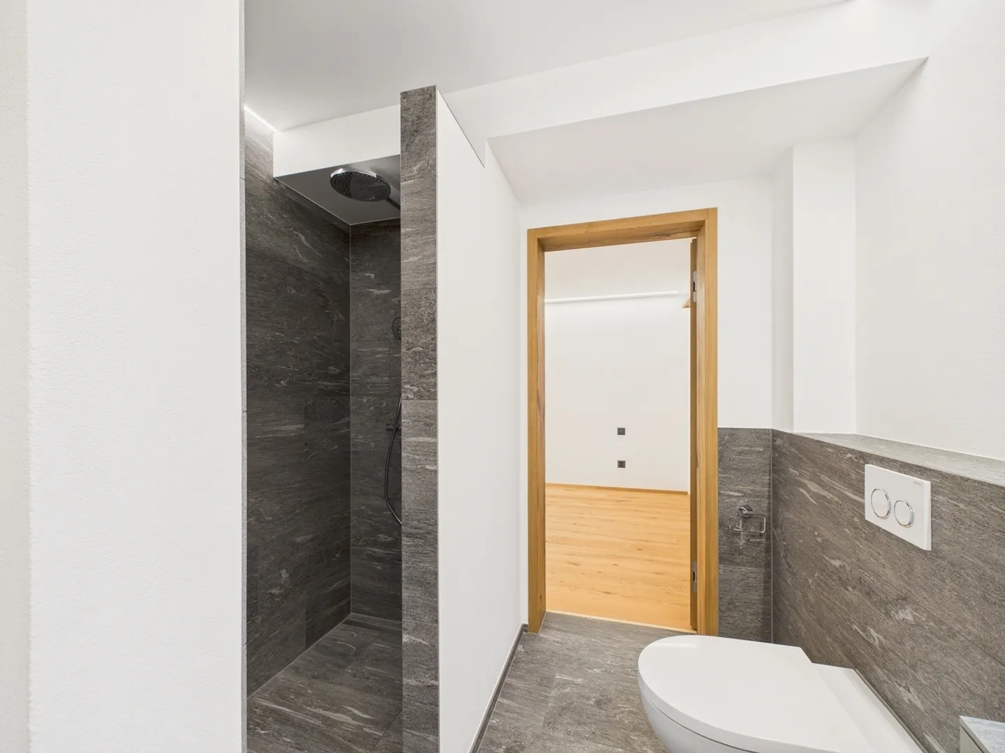 Newly renovated 2.5-room apartment in Degen - Photo 11 of 12