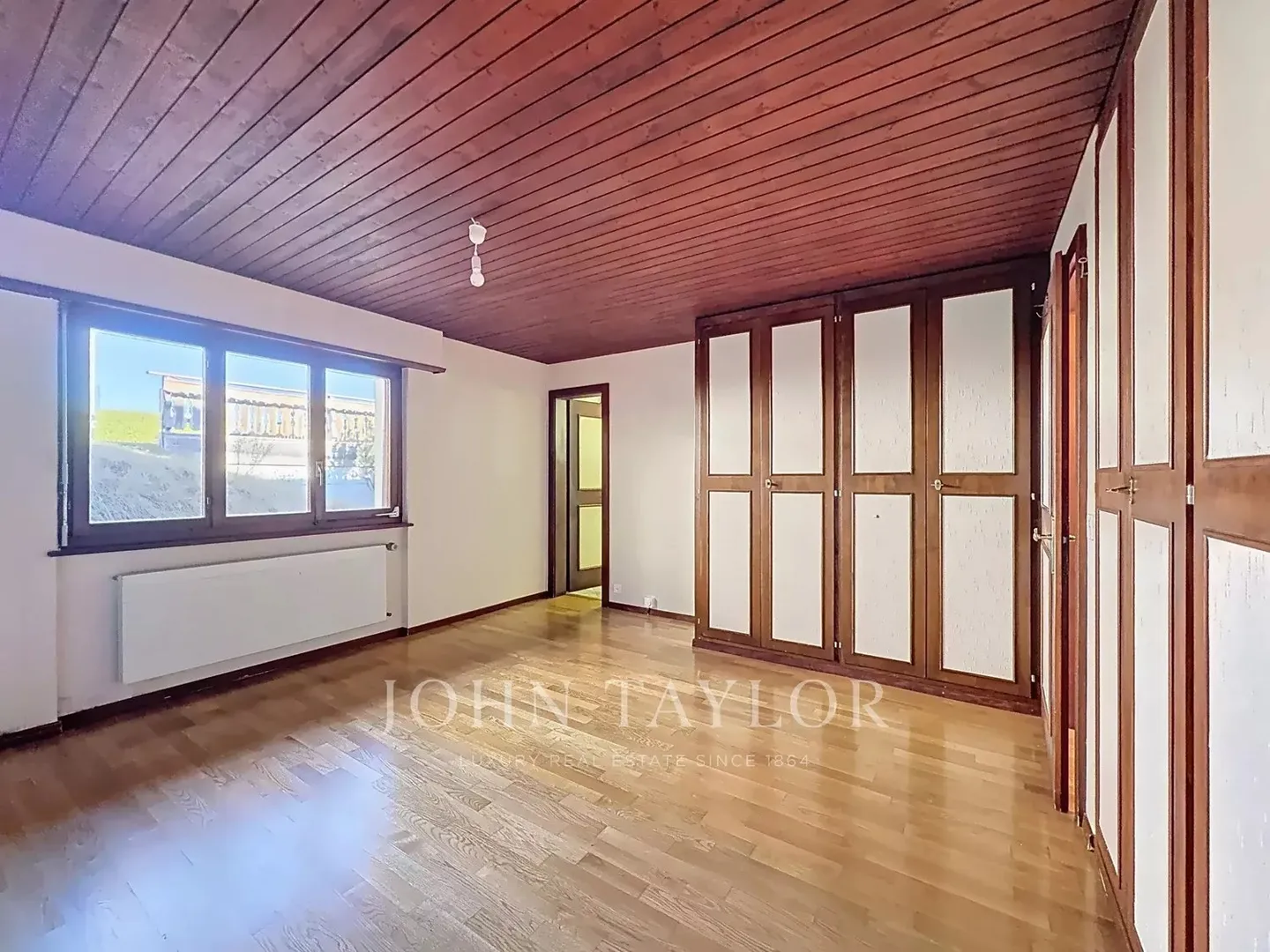 Chalet with a View and Great Potential - Crans-Montana - Photo 5 of 13