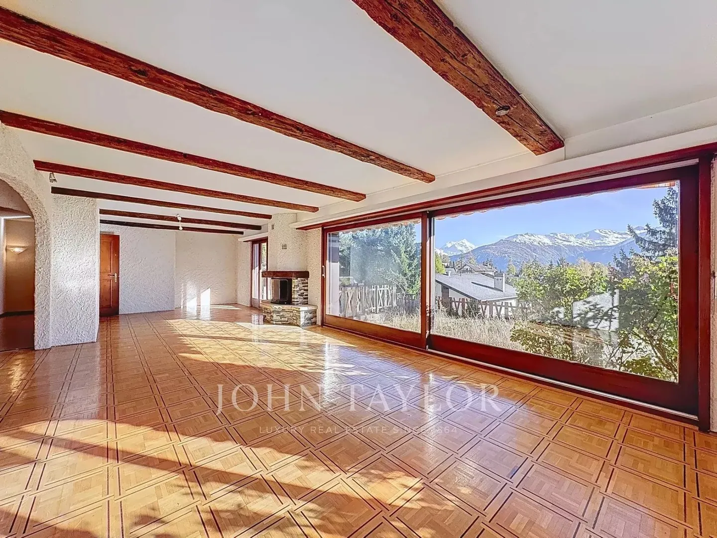 Chalet with a View and Great Potential - Crans-Montana - Photo 2 of 13