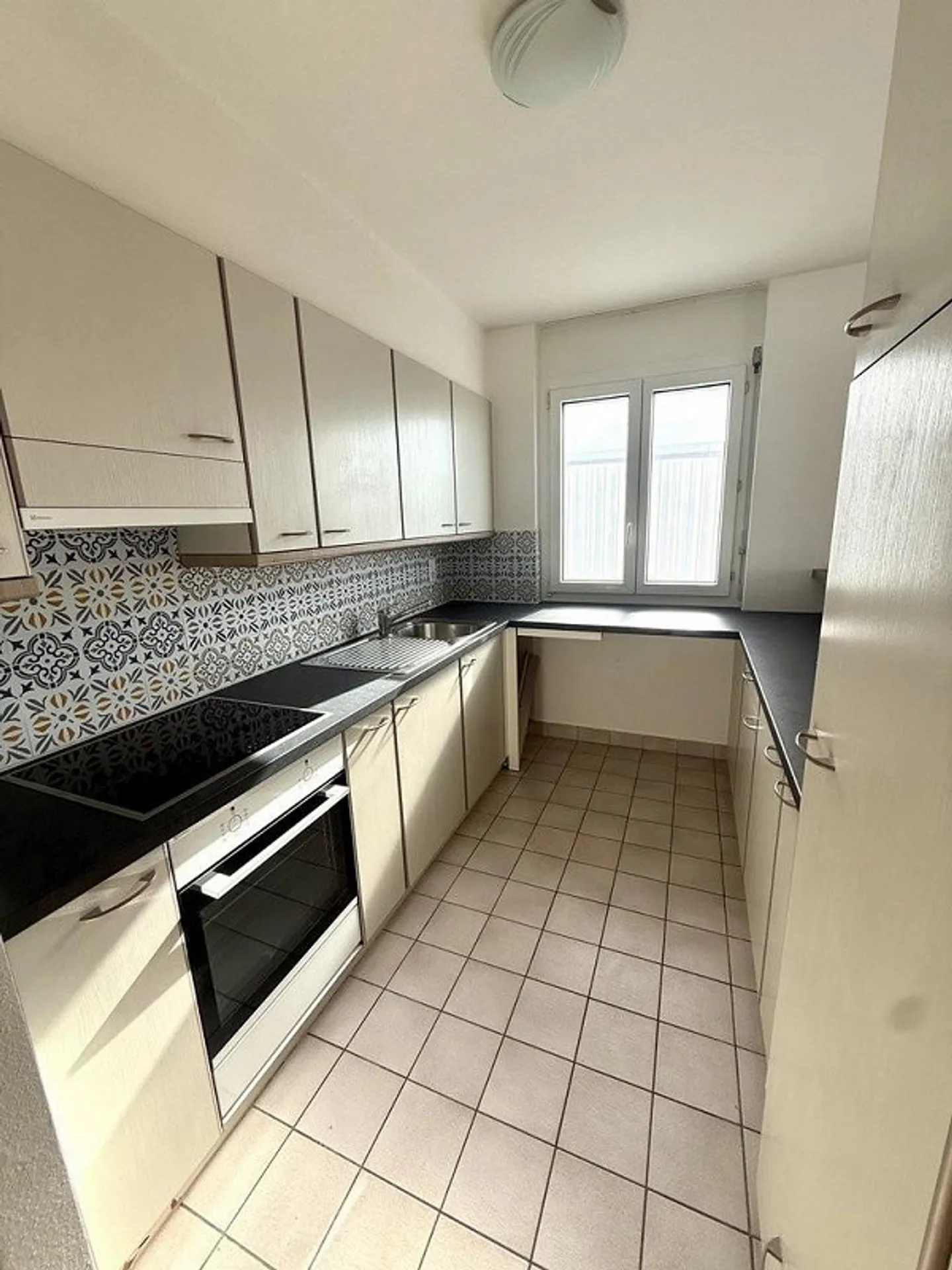 Appartement spacieux dans quartier familial - Photo 3 sur 9