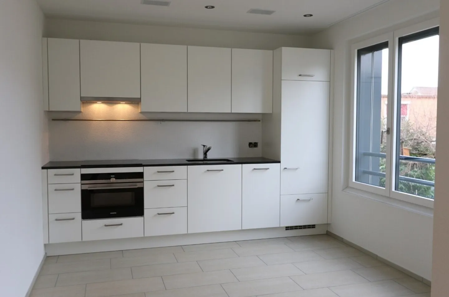 Modern Apartment Near Train Station - Photo 2 of 8