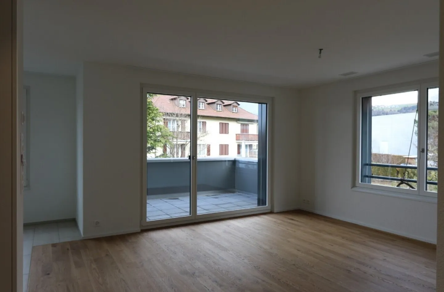 Modern Apartment Near Train Station - Photo 4 of 8