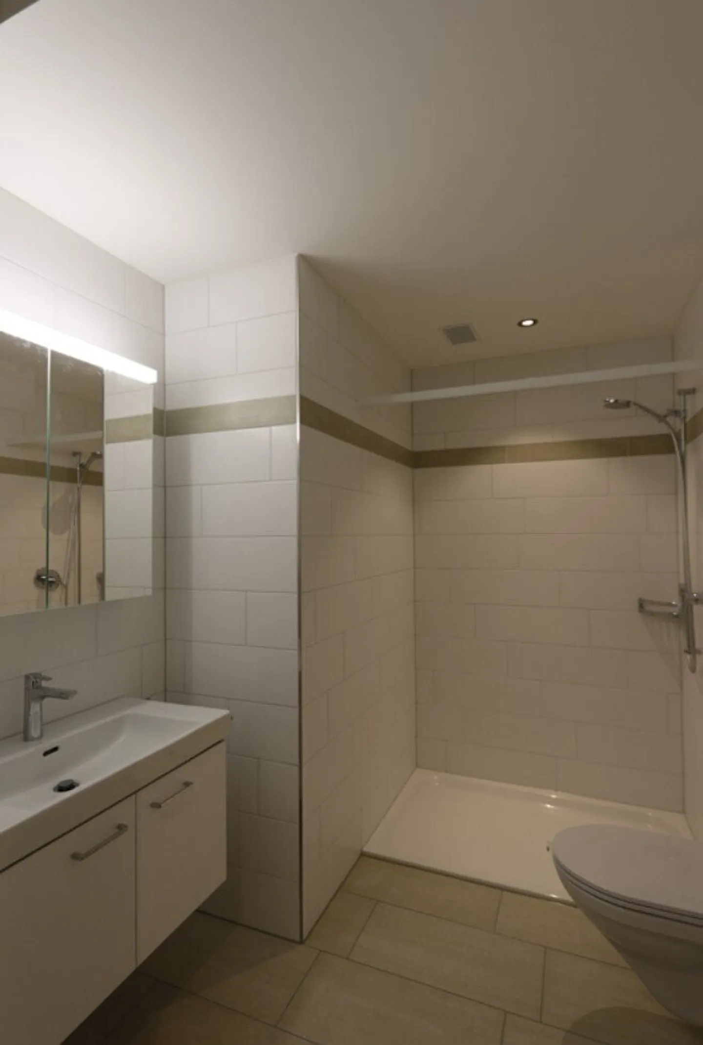 Modern Apartment Near Train Station - Photo 6 of 8