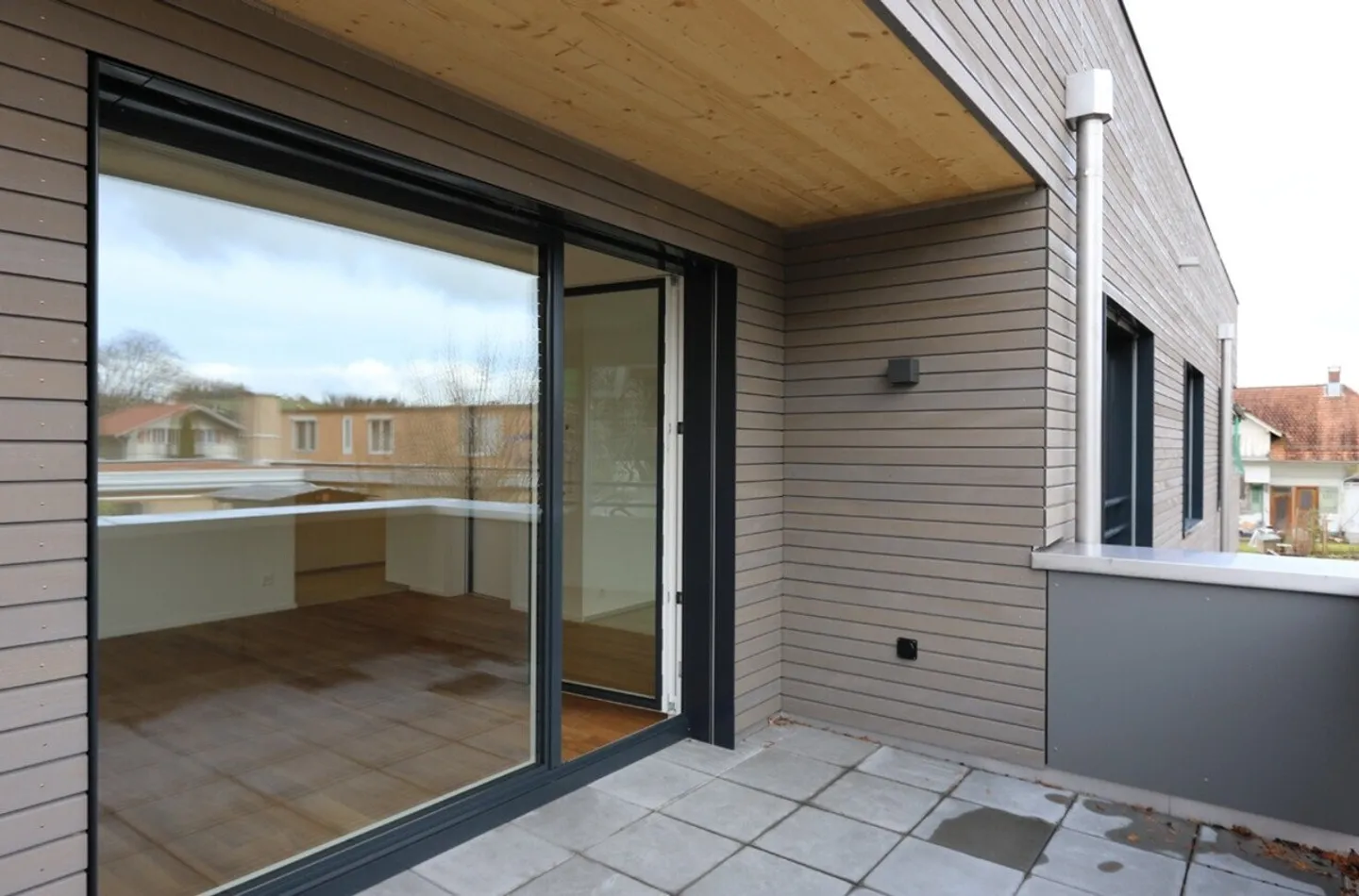 Modern Apartment Near Train Station - Photo 7 of 8