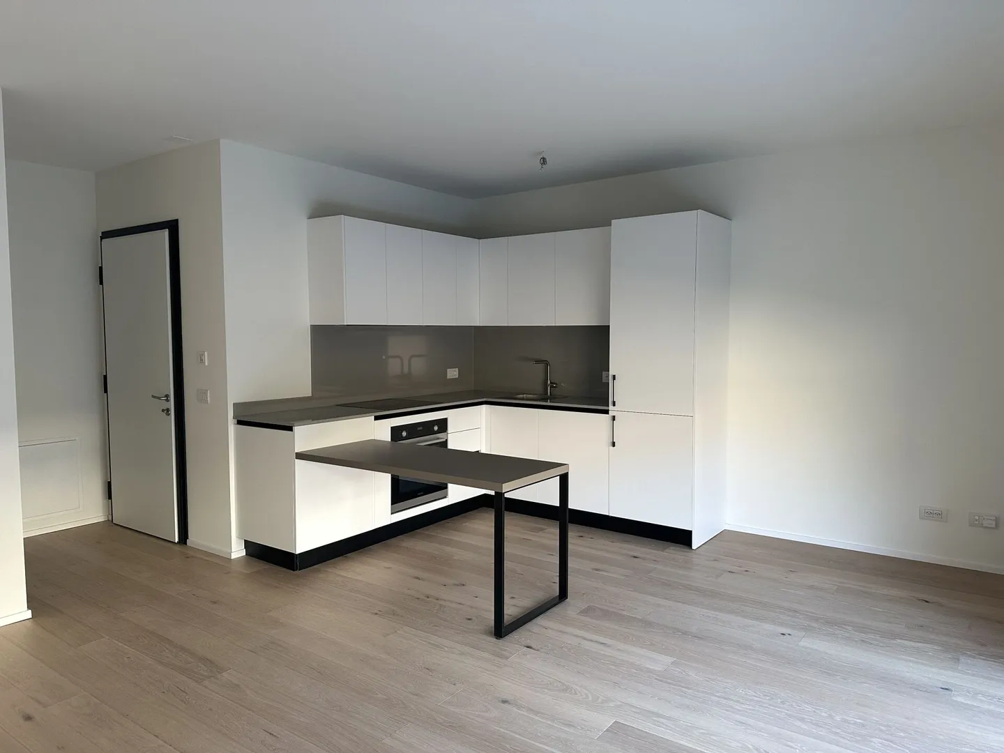 Appartement élégant d'une chambre avec jardin privé et terrasse couverte dans un nouveau complexe résidentiel à Chiasso - Photo 1 sur 11