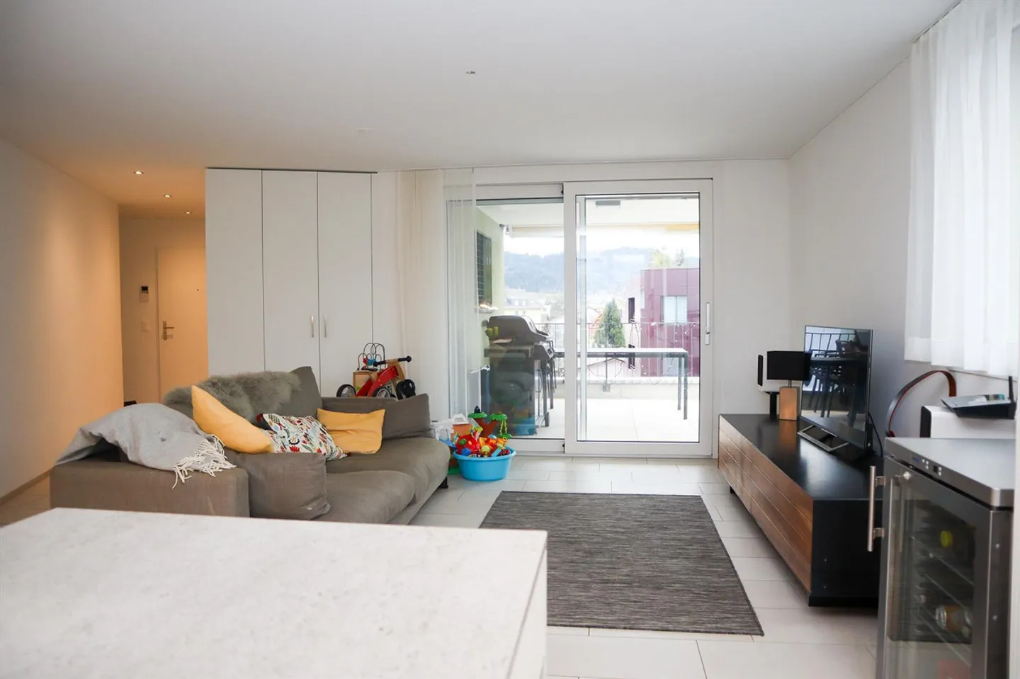 Bright and modern 4½-room apartment in a central location - Photo 2 of 11