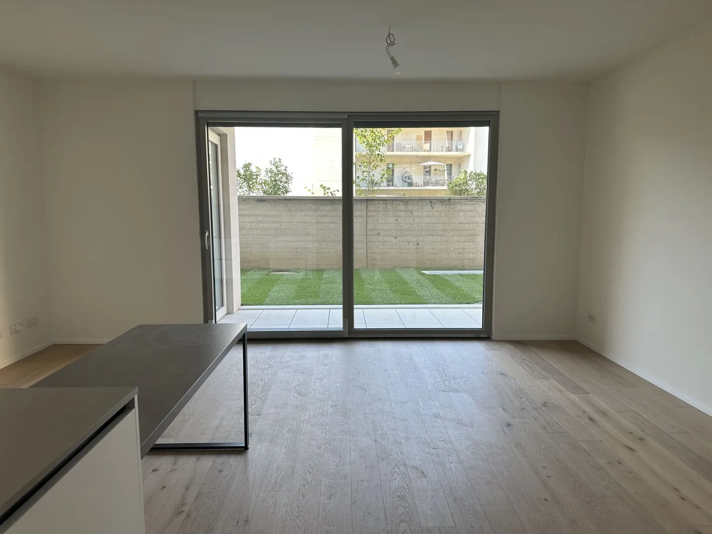 Appartement élégant d'une chambre avec jardin privé et terrasse couverte dans un nouveau complexe résidentiel à Chiasso - Photo 2 sur 11