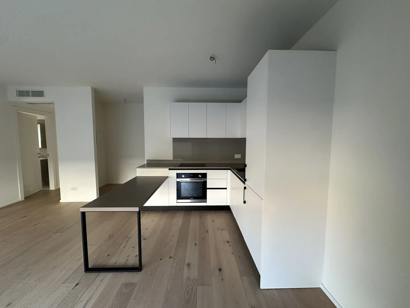 Appartement élégant d'une chambre avec jardin privé et terrasse couverte dans un nouveau complexe résidentiel à Chiasso - Photo 3 sur 11