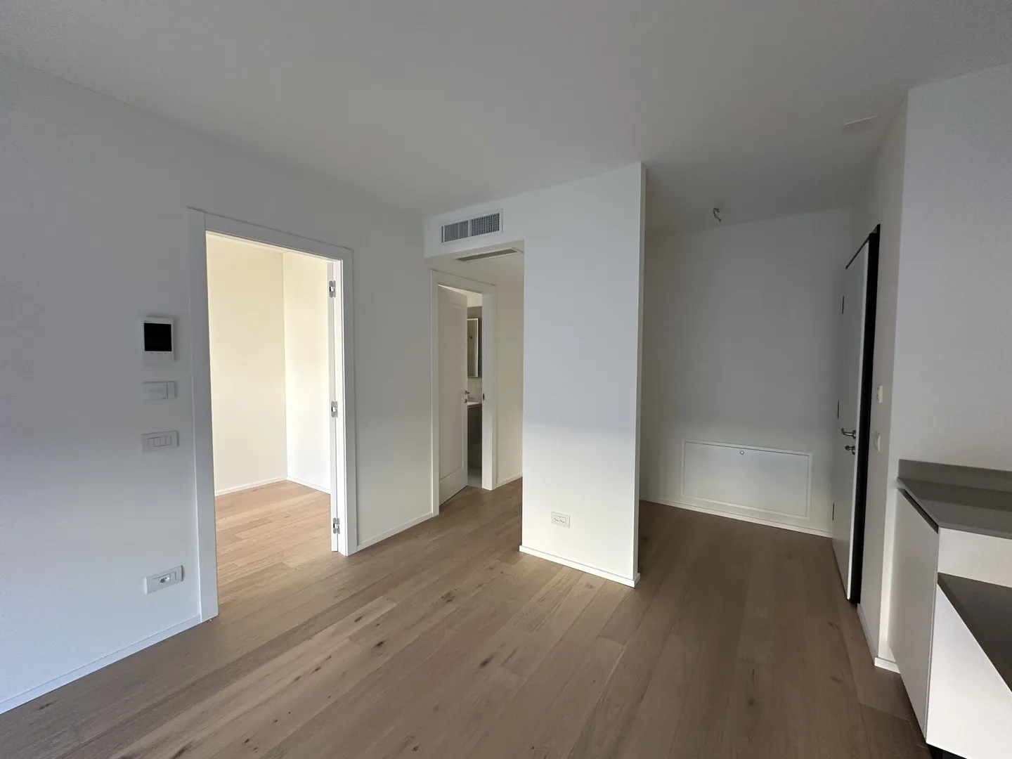 Appartement élégant d'une chambre avec jardin privé et terrasse couverte dans un nouveau complexe résidentiel à Chiasso - Photo 4 sur 11