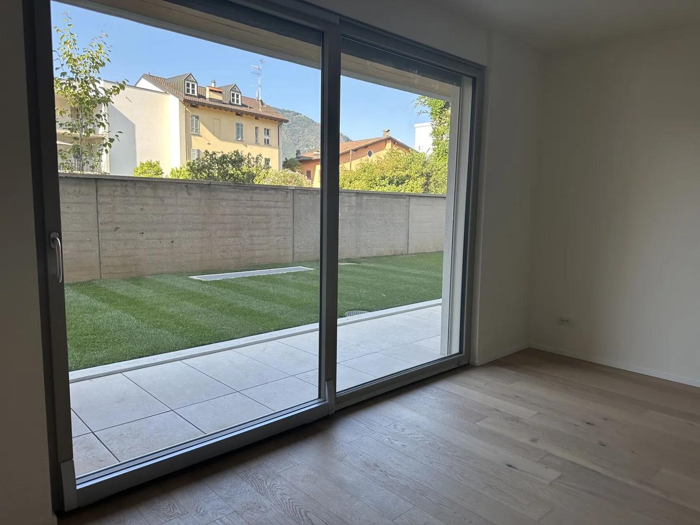 Appartement élégant d'une chambre avec jardin privé et terrasse couverte dans un nouveau complexe résidentiel à Chiasso - Photo 5 sur 11