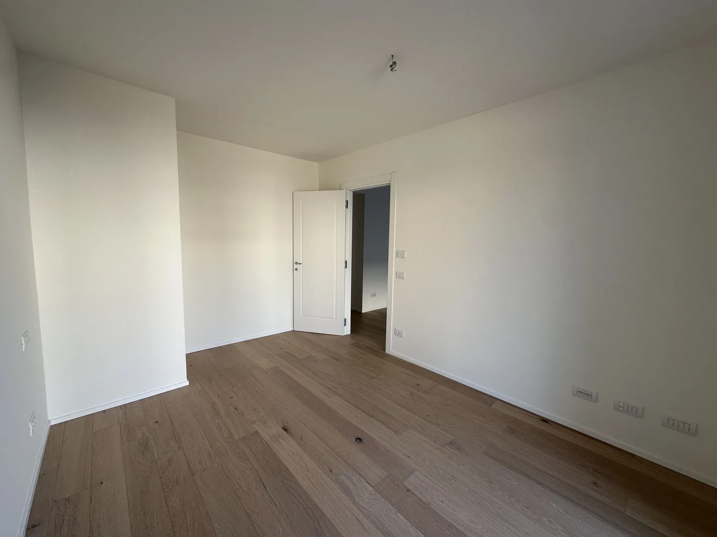 Appartement élégant d'une chambre avec jardin privé et terrasse couverte dans un nouveau complexe résidentiel à Chiasso - Photo 7 sur 11