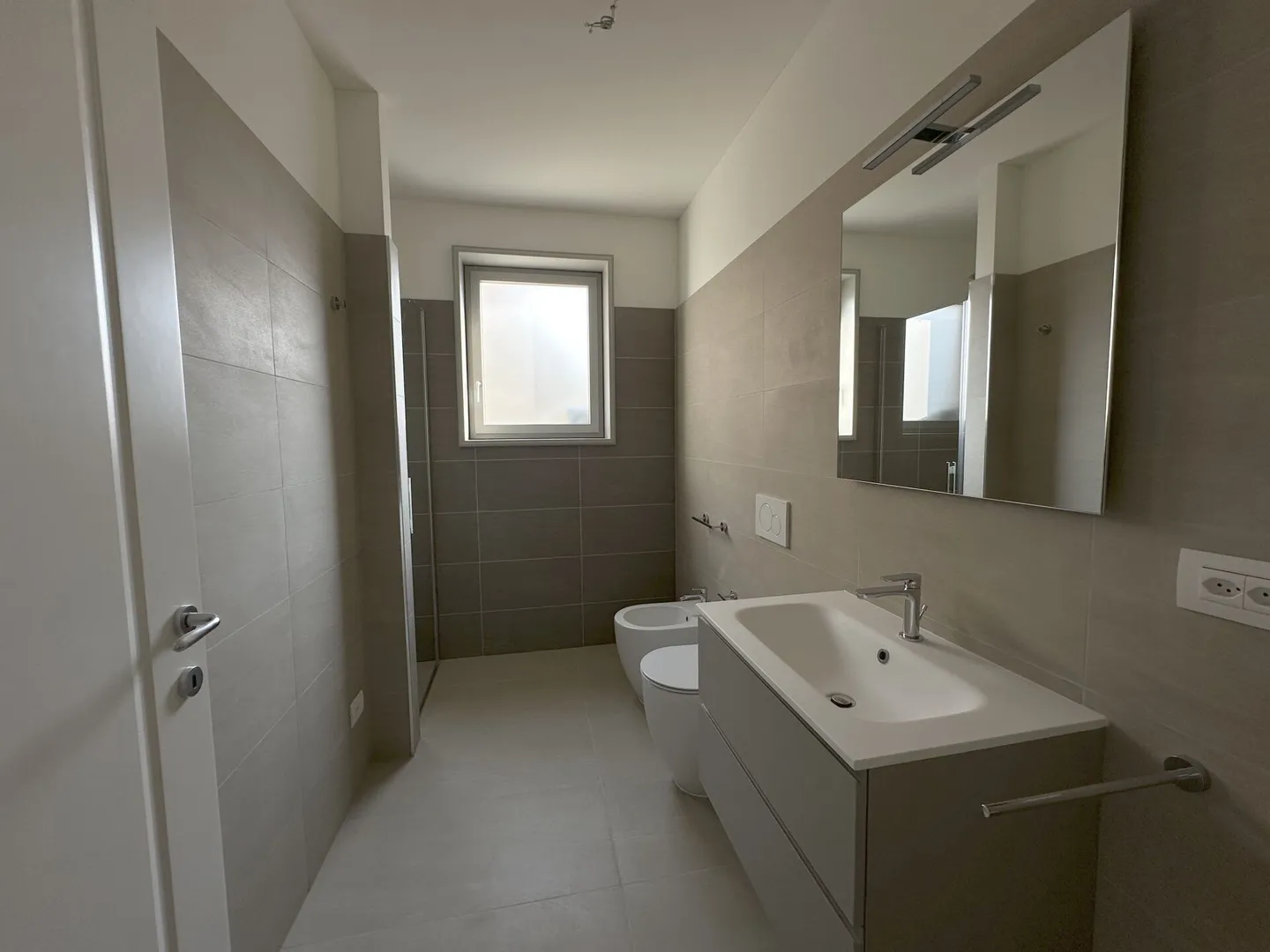 Appartement élégant d'une chambre avec jardin privé et terrasse couverte dans un nouveau complexe résidentiel à Chiasso - Photo 8 sur 11