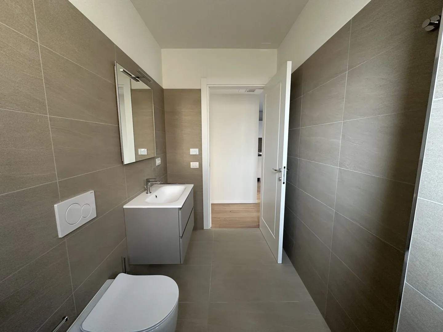 Appartement élégant d'une chambre avec jardin privé et terrasse couverte dans un nouveau complexe résidentiel à Chiasso - Photo 9 sur 11