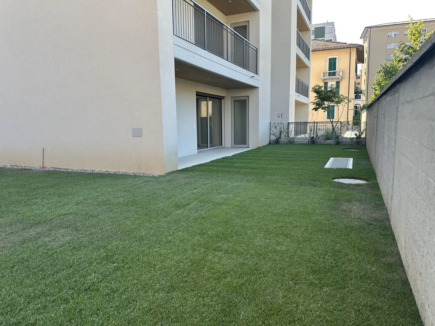Appartement élégant d'une chambre avec jardin privé et terrasse couverte dans un nouveau complexe résidentiel à Chiasso - Photo 10 sur 11