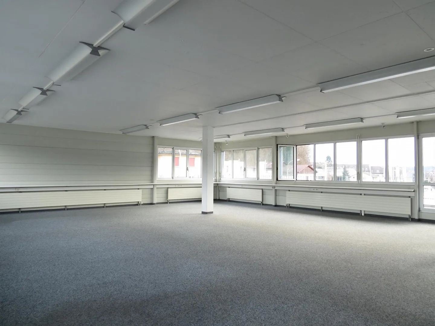 Grosszügiges Attikabüro in Geelig - Foto 3 von 8